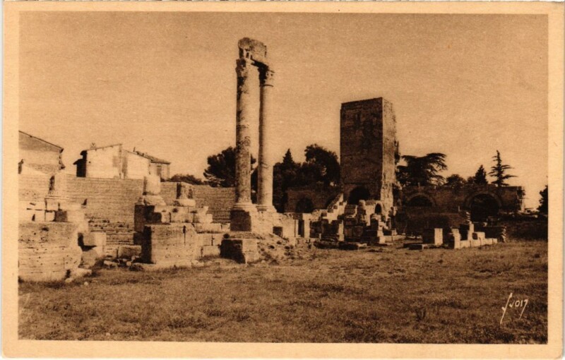 Carte postale ancienne Arles Le Theatre Antique à Arles