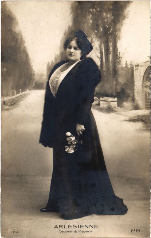 Carte postale ancienne Arles Arlesienne - Femme - Type à Arles