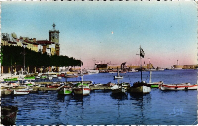 Carte postale ancienne La Ciotat Le Port et les Phares à La Ciotat