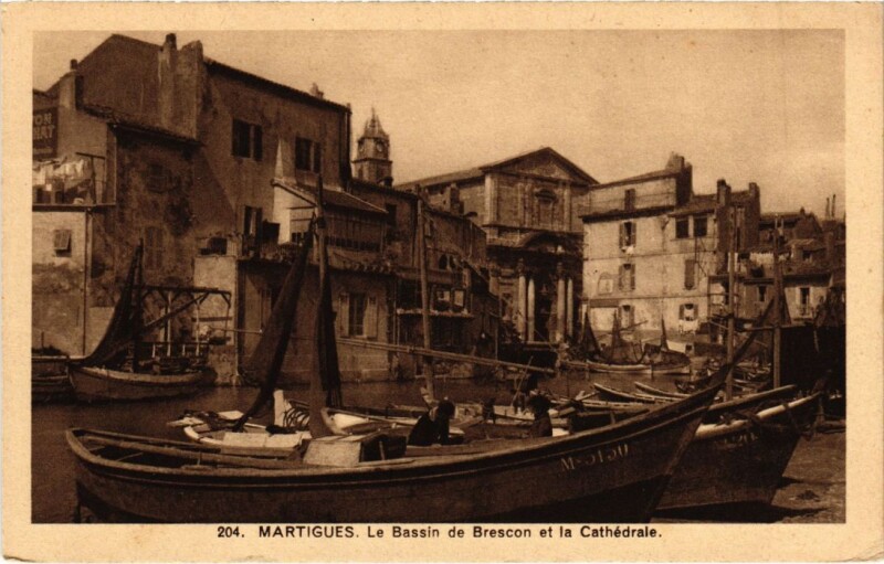 Carte postale ancienne Martigues Le Bassin de Brescon et la Cathedrale à Martigues