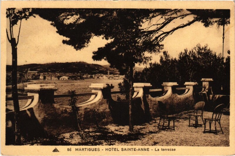Carte postale ancienne Martigues Hotel Sainte-Anne - La Terrasse à Martigues