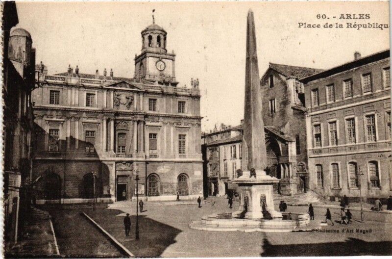 Carte postale ancienne Arles Place de la Republique à Arles