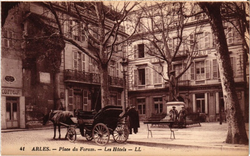 Carte postale ancienne Arles Place du Forum - Les Hotels à Arles