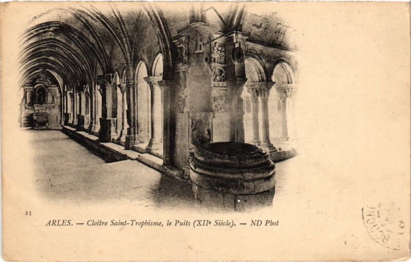 Carte postale ancienne Arles Cloitre Saint-Trophime - Le Puits à Arles