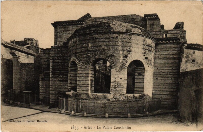 Carte postale ancienne Arles Le Palais Constantin à Arles