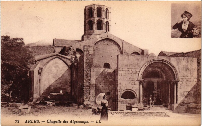 Carte postale ancienne Arles Chapelle des Alyscamps à Arles
