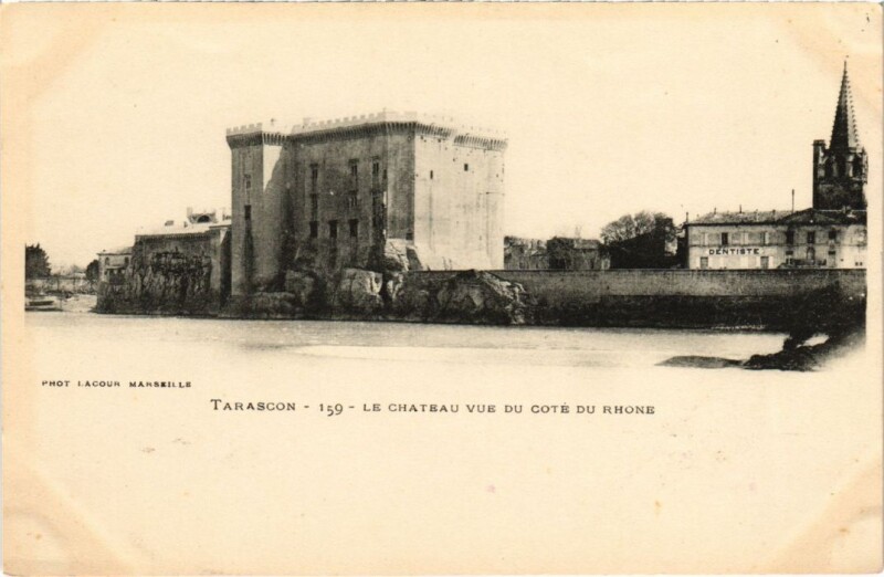 Carte postale ancienne Tarascon Le Chateau Vue du Cote du Rhone à Tarascon