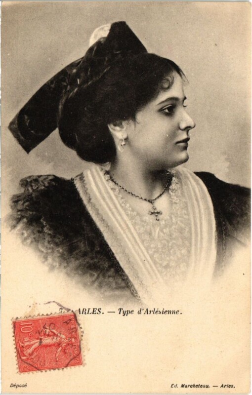 Carte postale ancienne Arles Type d'Arlesienne - Femme - type à Arles