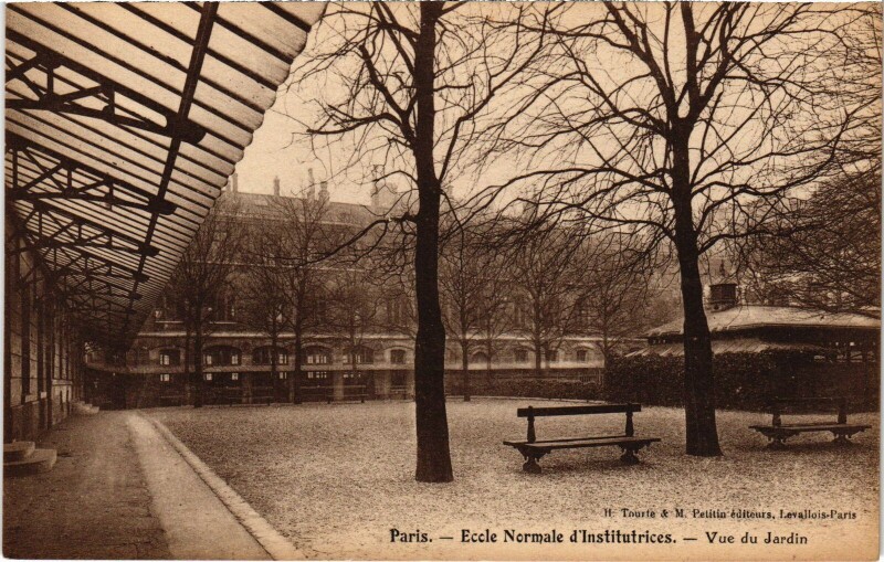 Carte postale ancienne Ecole Normale d'Institutrices - Vue du Jardin à Paris 17e