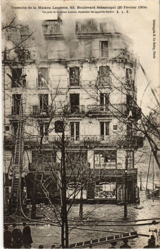 Carte postale ancienne Incendie de la Maison Laurette à Paris 1er
