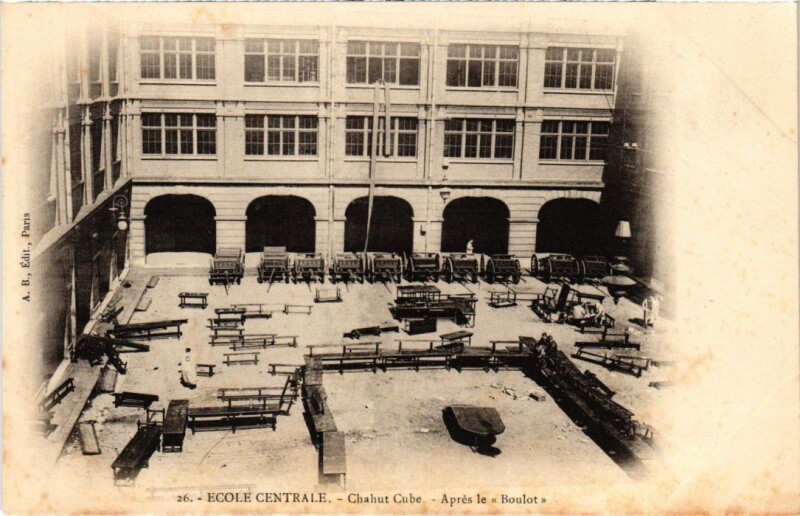 Carte postale ancienne Paris 3e Ecole Centrale Apres le Boulot Chahut Cube à Paris 3e