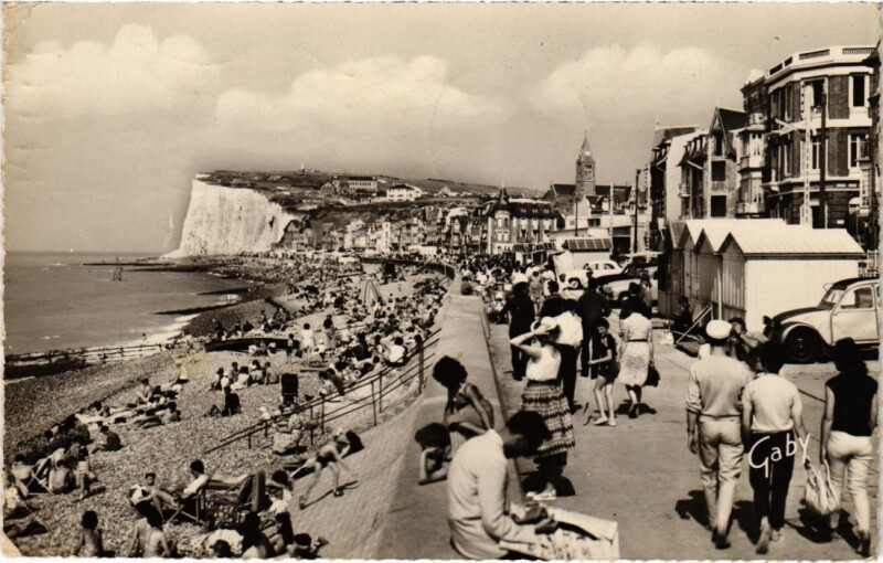 Carte postale ancienne Mers-les-Bains La Plage et la Promenade à Mers-les-Bains