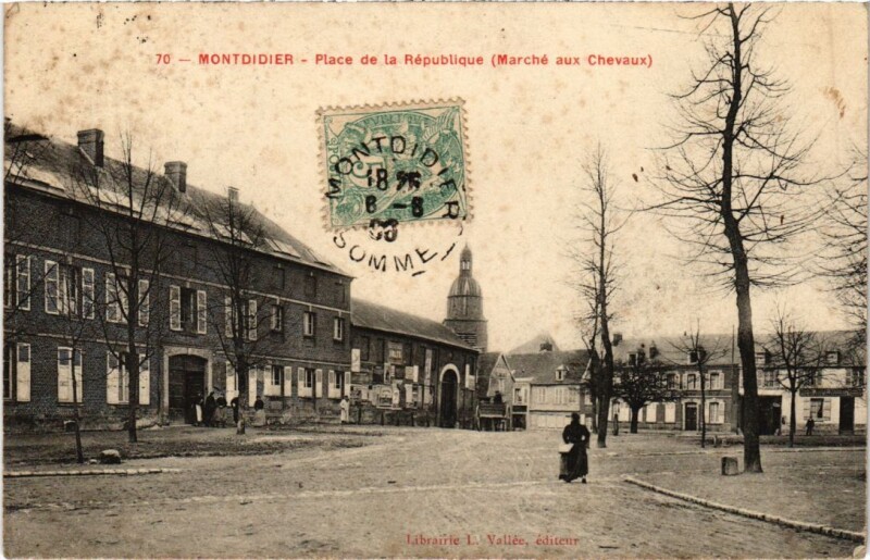 Carte postale ancienne Montdidier Place de la Republique - Marche aux Chevaux à Montdidier