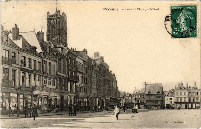 Carte postale ancienne Peronne Grande Place - Cote Sud