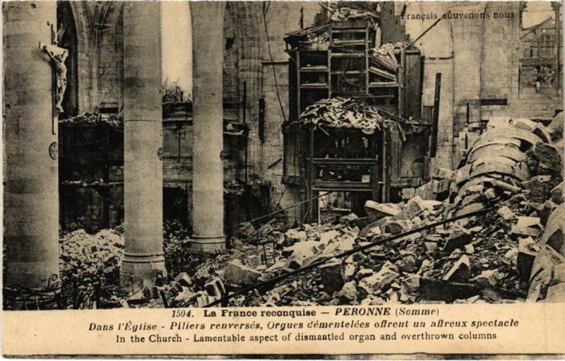 Carte postale ancienne Peronne Dans l'Eglise - Ruines