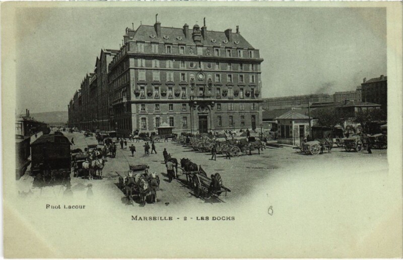 Carte postale ancienne Marseille Les Docks à Marseille