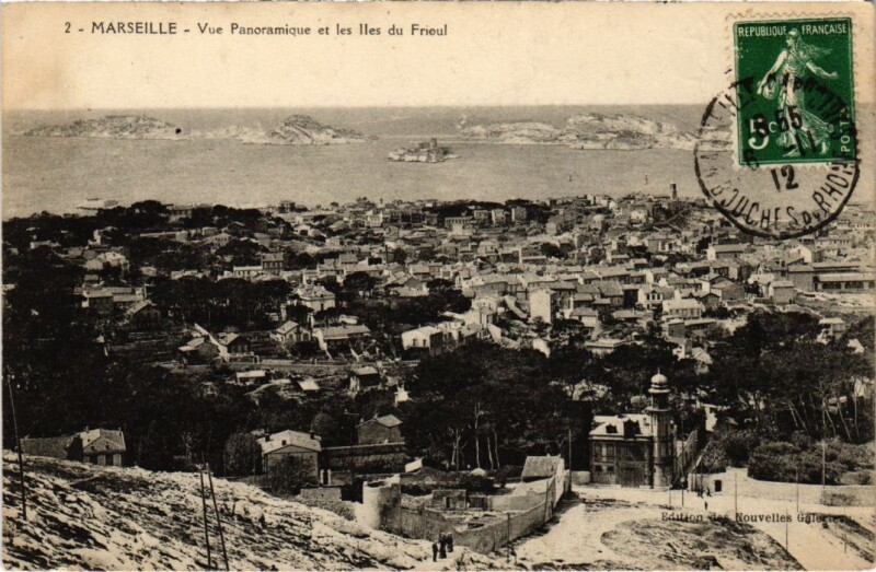 Carte postale ancienne Marseille Vue Panoramique et les Iles du Frioul à Marseille