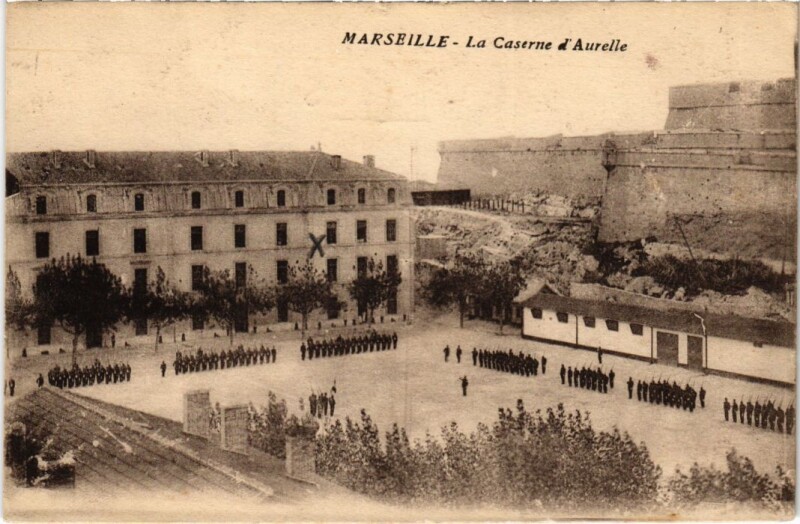 Carte postale ancienne Marseille La Caserne d'Aurelle à Marseille