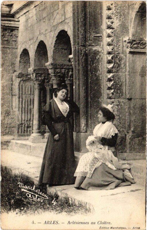 Carte postale ancienne Arles Arlesiennes au Cloitre - Types à Arles