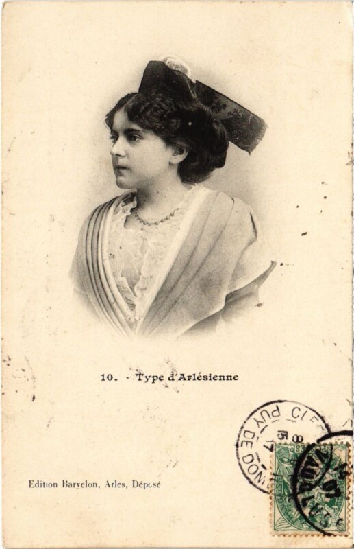 Carte postale ancienne Type de Arlesienne à Arles