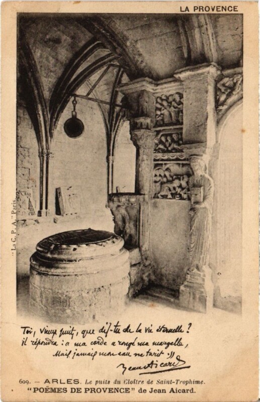 Carte postale ancienne Arles Le Puits du Cloitre de Saint-Trophime à Arles