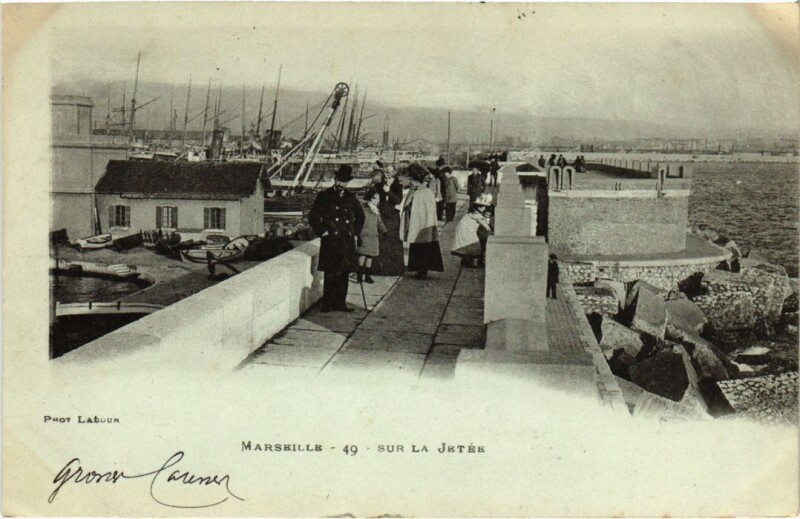 Carte postale ancienne Marseille Sur la Jetee à Marseille