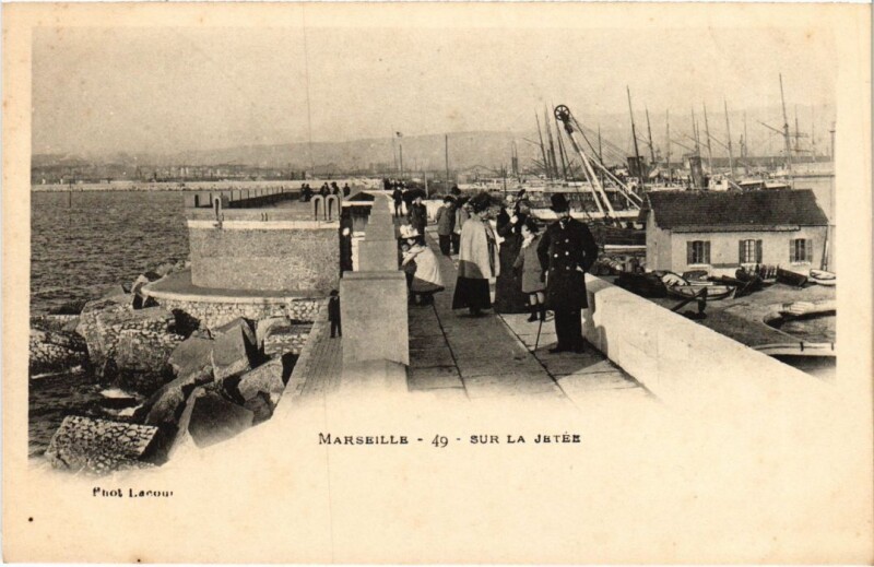 Carte postale ancienne Marseille Sur la Jetee à Marseille