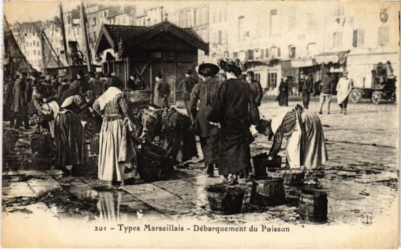 Carte postale ancienne Marseille Type Marseillais - Debarquement du Poisson à Marseille