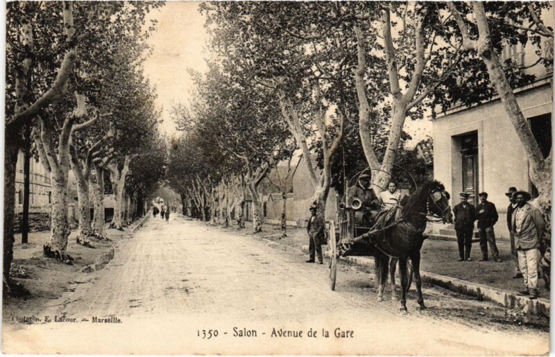 Carte postale ancienne Salon-de-Provence Avenue de la Gare à Salon-de-Provence