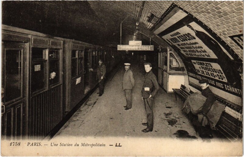 Carte postale ancienne Une station de Metropolitain à Paris 15e