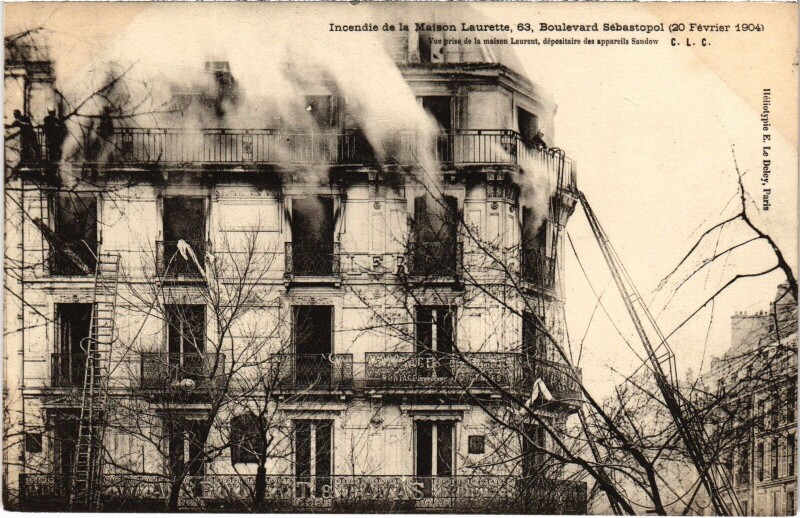 Carte postale ancienne Incendie de la Maison Laurette à Paris 1er