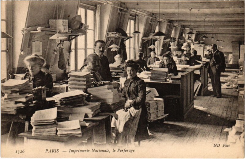 Carte postale ancienne Imprimerie Nationale, le Perforage à Paris 3e