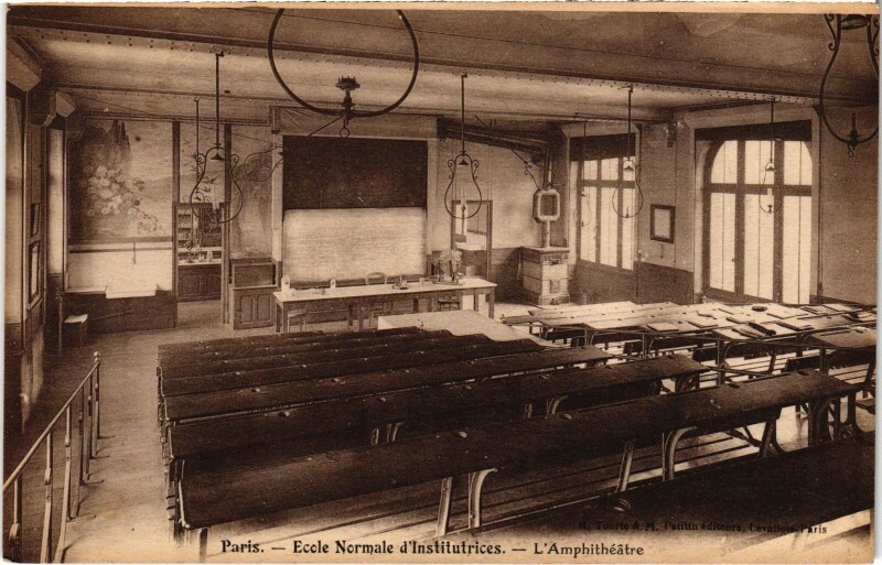 Carte postale ancienne Ecole Normale d'Institutrices - L'Amphithéâtre à Paris 17e
