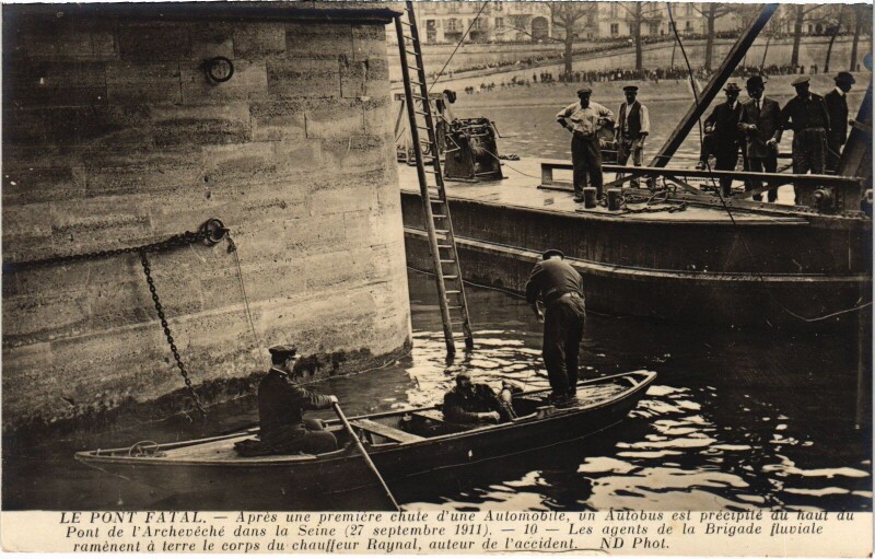 Carte postale ancienne Paris Accident Autobus dans la Seine