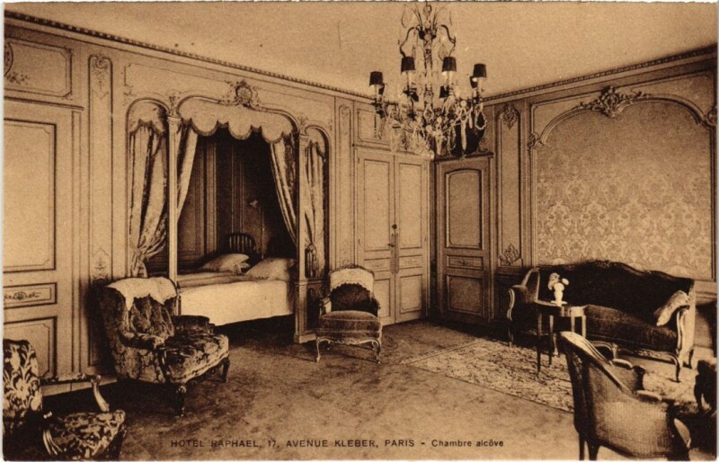 Carte postale ancienne Hôtel Raphael - Avenue Kleber - Chambre alcôve à Paris 16e
