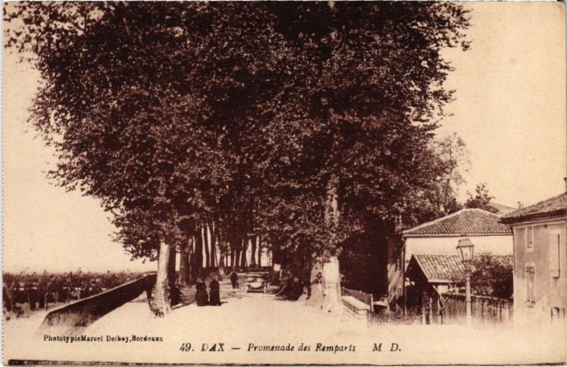 Carte postale ancienne Dax Promenade des Remparts