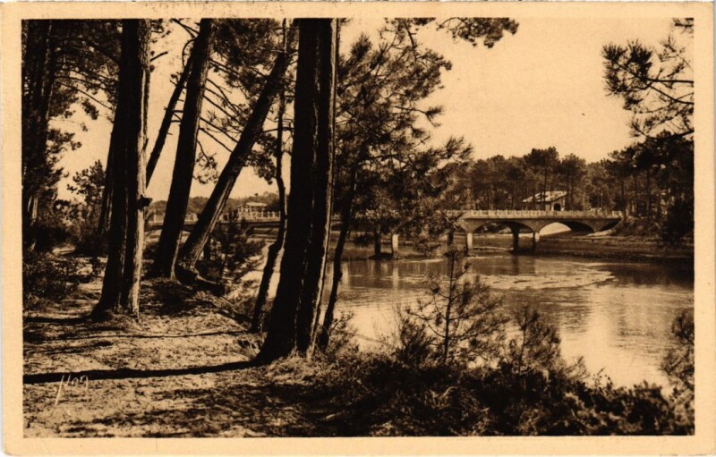 Carte postale ancienne Hossegor La Passerelle et les Bords du Lac