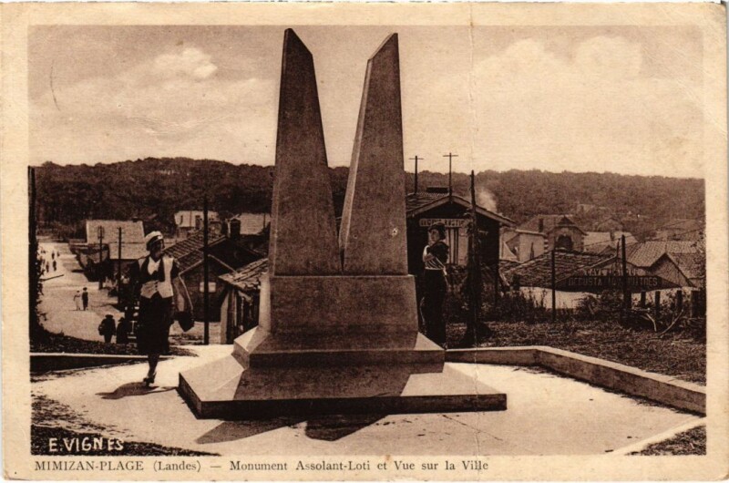 Carte postale ancienne Mimizan les Bains Monument Assolant Loti et vue sur la Ville à Mimizan