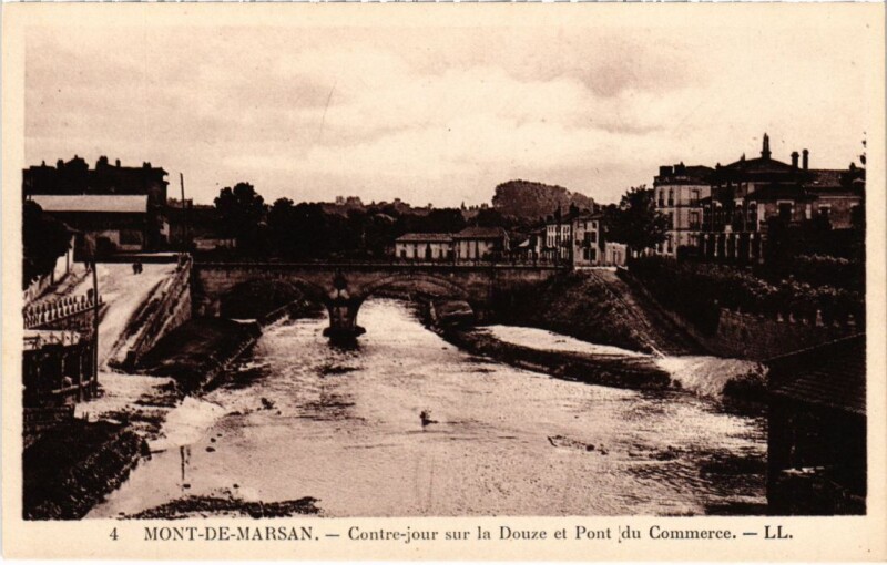 Carte postale ancienne Mont de Marsan Contre jour sur la Douze , Pont du Commerce à Mont-de-Marsan