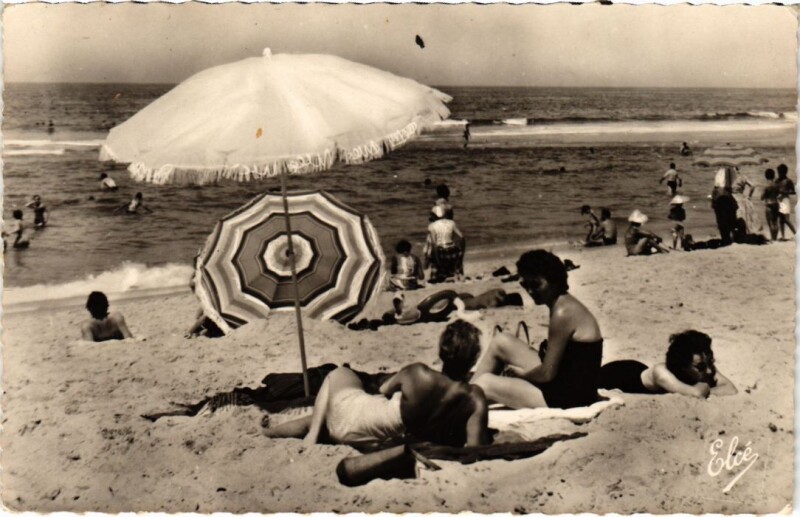 Carte postale ancienne Biscarrosse Lel Bain de Soleil sur la Plage à Biscarrosse