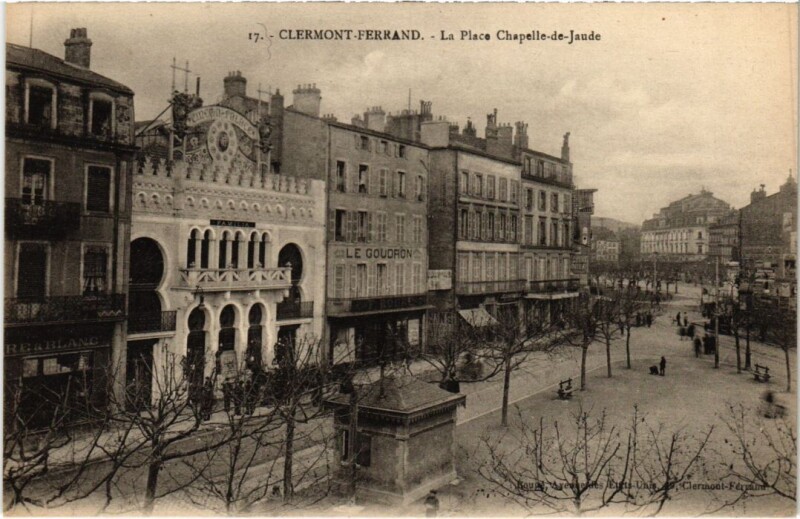 Carte postale ancienne Clermont Ferrand La Place Chapelle de Jaude France à Clermont-Ferrand