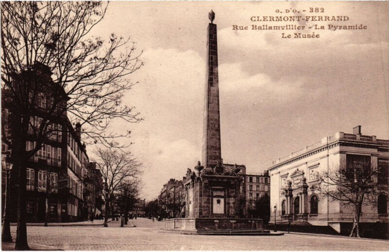 Carte postale ancienne Clermont Ferrand Rue Ballamvillier, Le Musee France à Clermont-Ferrand