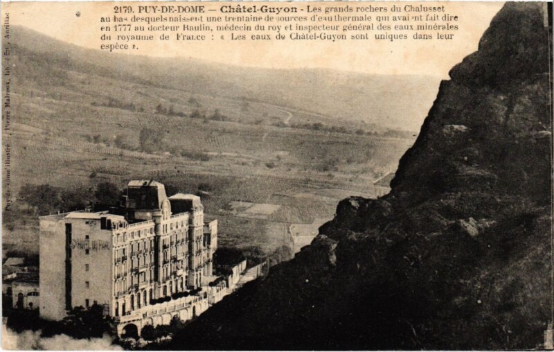 Carte postale ancienne Chatelguyon Les grands rochers du Chalusset France à Chalus