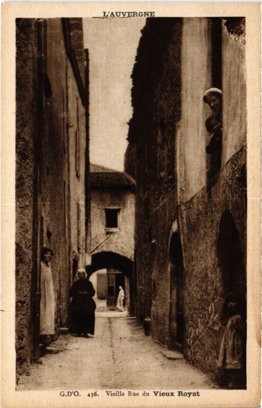 Carte postale ancienne L'Auvergne Vieille Rue du Vieux Royat France à Royat