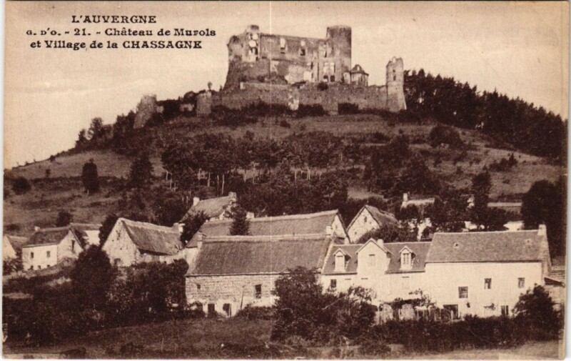 Carte postale ancienne L'Auvergne Chateau de Murols et Village de la Chassagne France à Chassagne