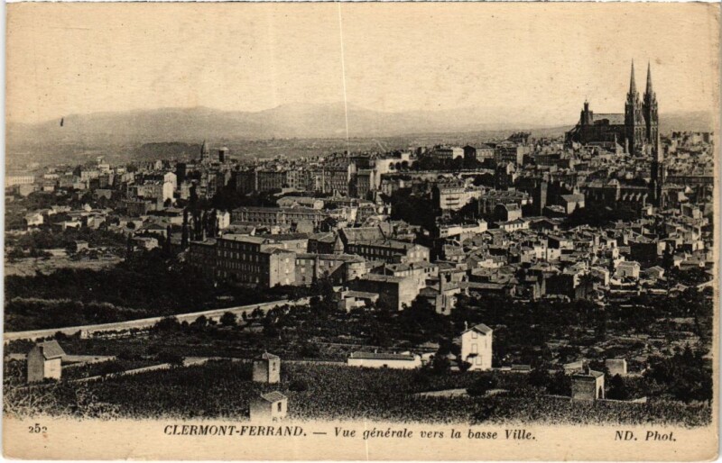 Carte postale ancienne Clermont Ferrand Vue Generale vers la basse Ville France à Clermont-Ferrand