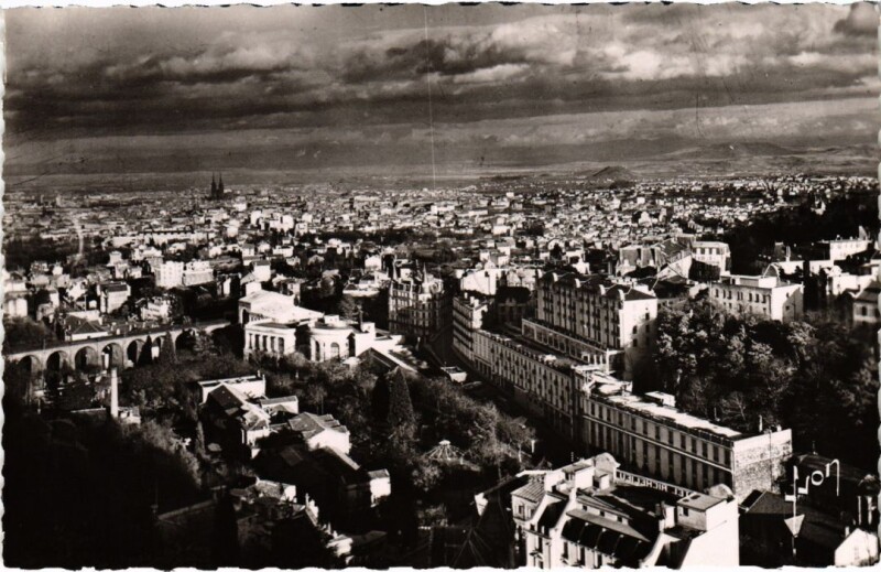 Carte postale ancienne Royat Panorama sur les hotels et Clermont-Ferrand France à Clermont-Ferrand