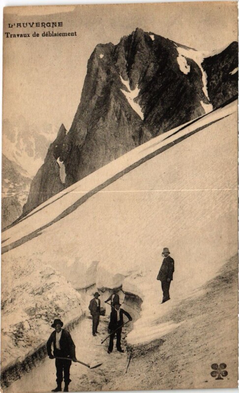 Carte postale ancienne L'Auvergne Travaux de deblaiement France