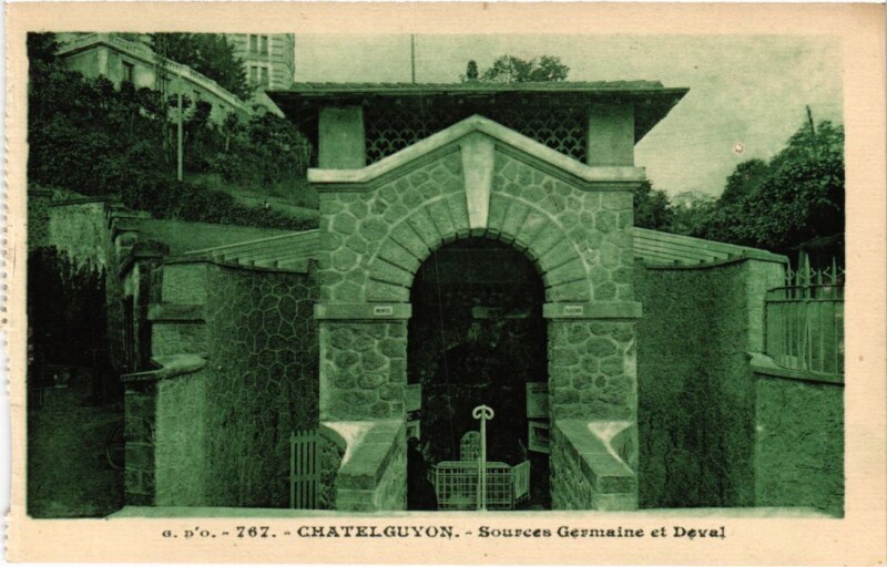 Carte postale ancienne Chatel-Guyon Sources Germaine et Deval France