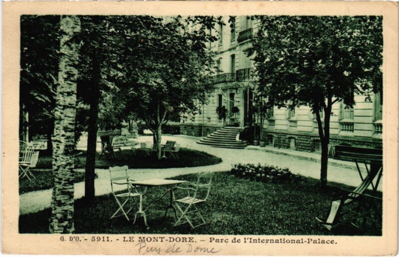 Carte postale ancienne Le Mont Dore Parc de l'International Palace France à Mont-Dore